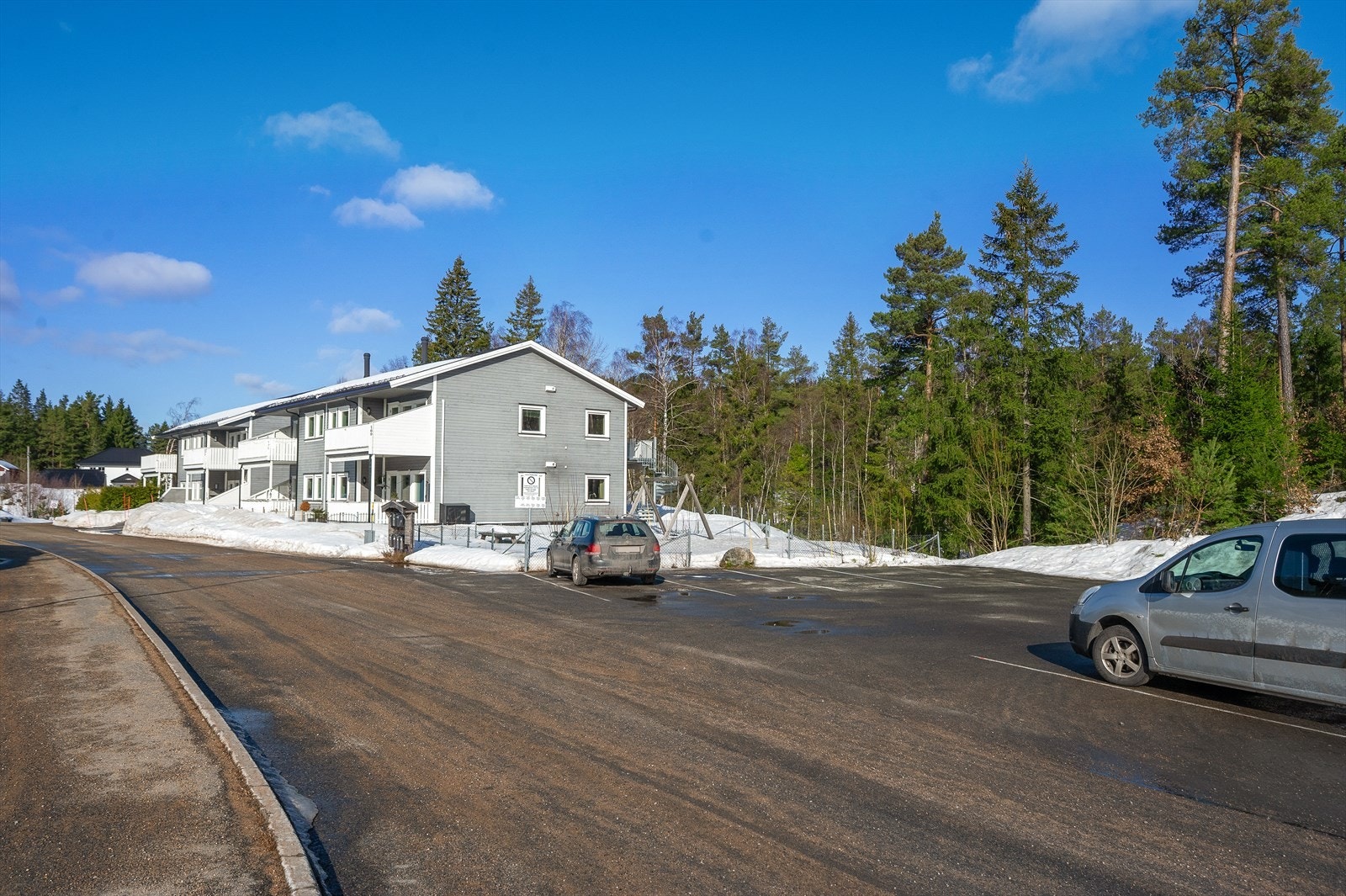 Området er landlig, men sentralt, med kort kjøretur til servicetilbud i Osedalen og på Stoa. Galleribilde
