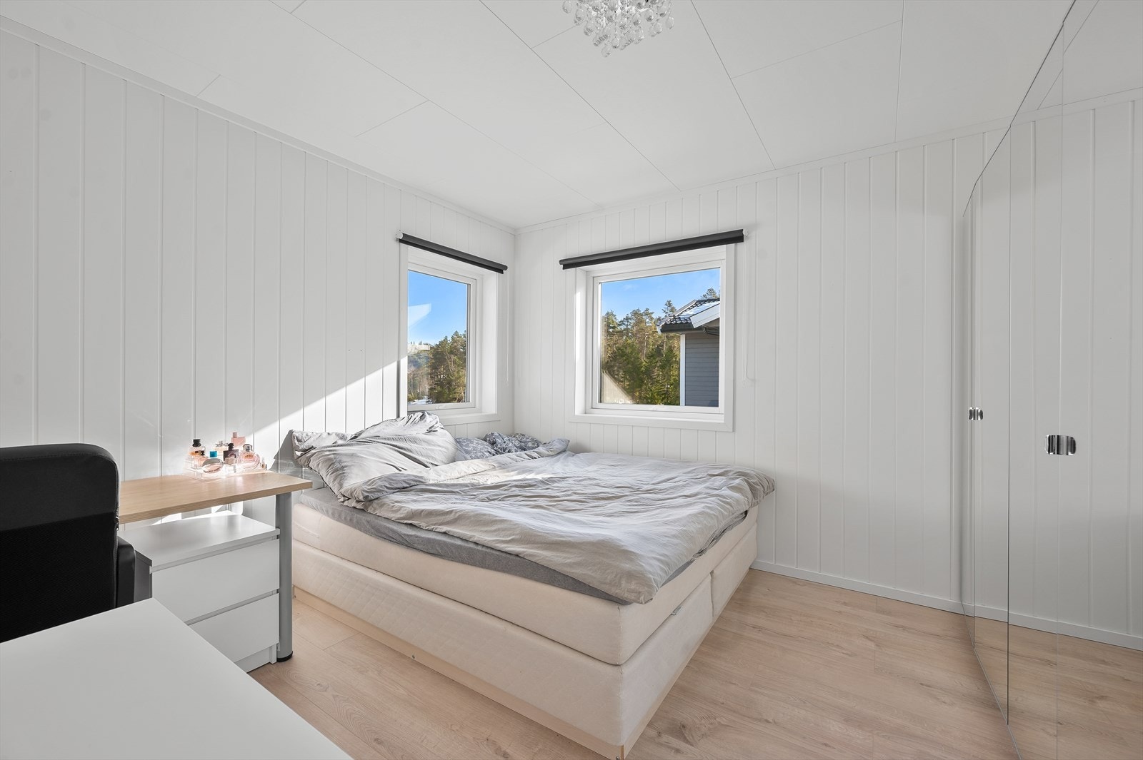 Innvendig har leiligheten malte fyllingsdører i tre, som komplementerer de lyse overflatene. Galleribilde