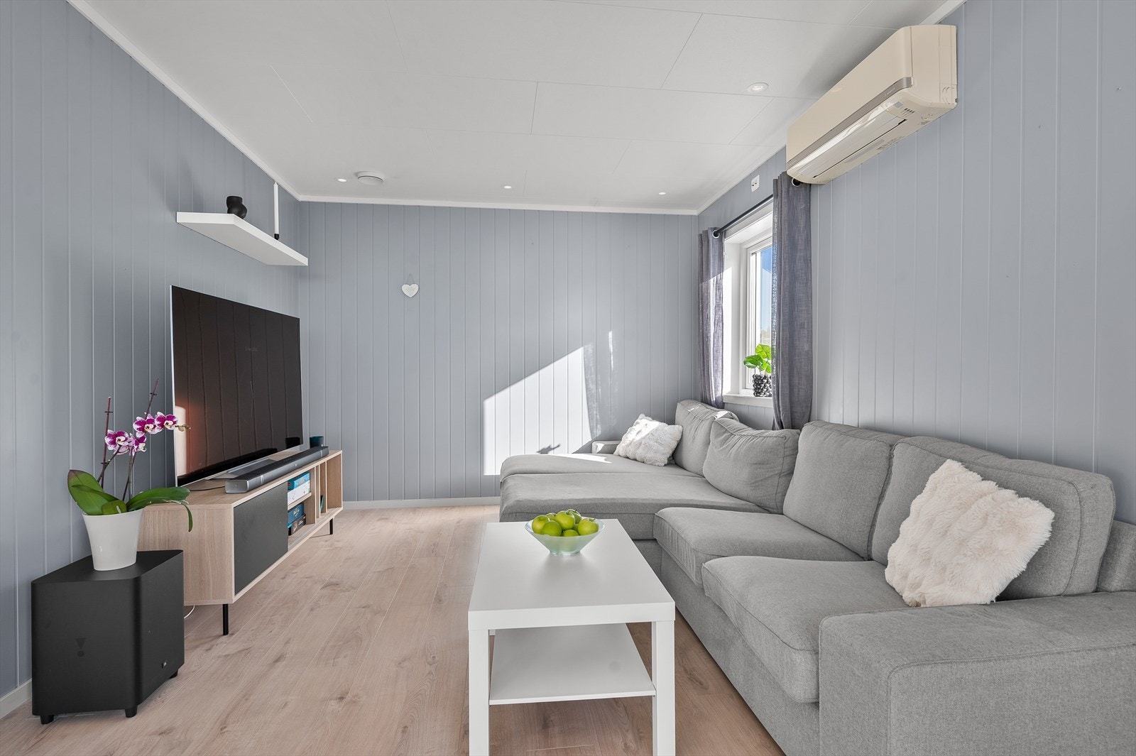 Stuen er romslig og gir fleksibilitet for møblering av en komfortabel sofagruppe. Galleribilde