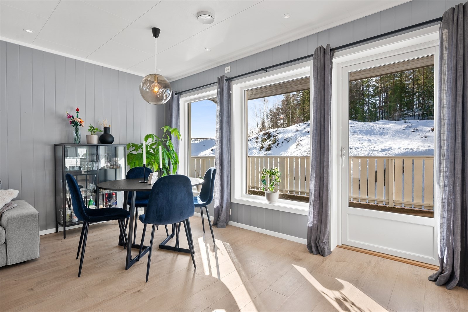 Spisestuen er en naturlig del av oppholdsrommet, med direkte utgang til den solrike balkongen. Galleribilde