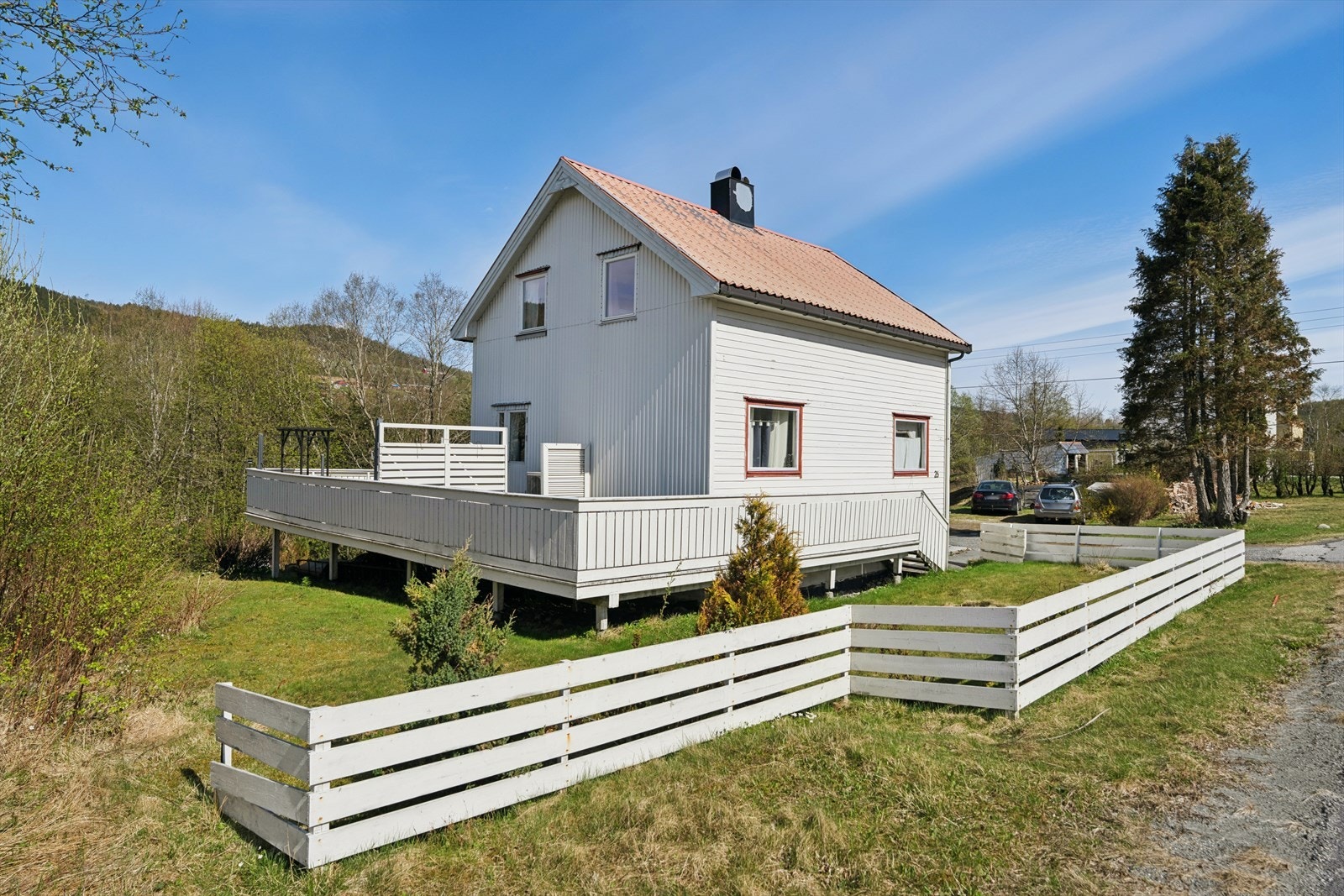 Boligen har en stor, vestvendt veranda på ca. 58 m² med utgang fra stuen, i tillegg til en egen veranda på loftet. Galleribilde