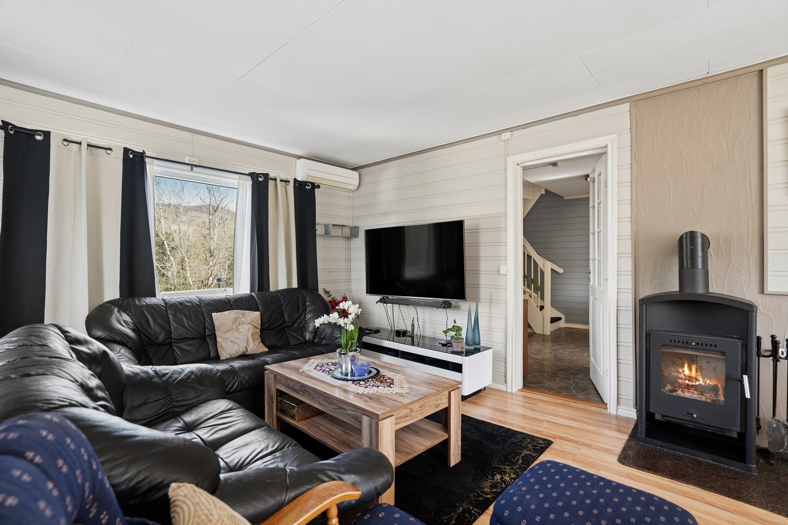En vedovn, ca. 5 år gammel, gir ekstra varme og hygge på kalde dager. Galleribilde