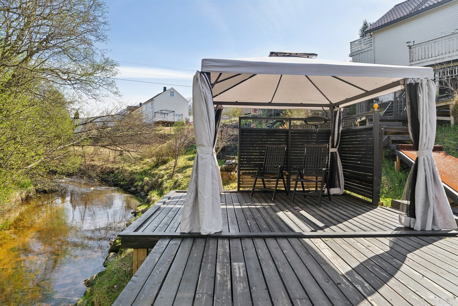 Nede ved elven er det bygget en platting som gir en privat og idyllisk sone for rekreasjon. Galleribilde
