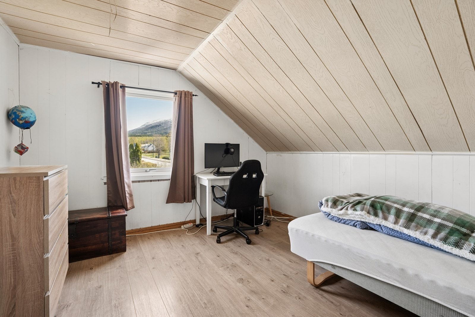 Soverommene har i hovedsak laminatgulv og malte panelvegger. Galleribilde