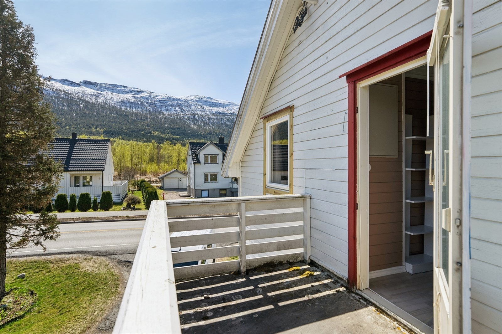 Verandaen over inngangspartiet gir en fin, privat uteplass i tilknytning til loftsetasjen. Galleribilde