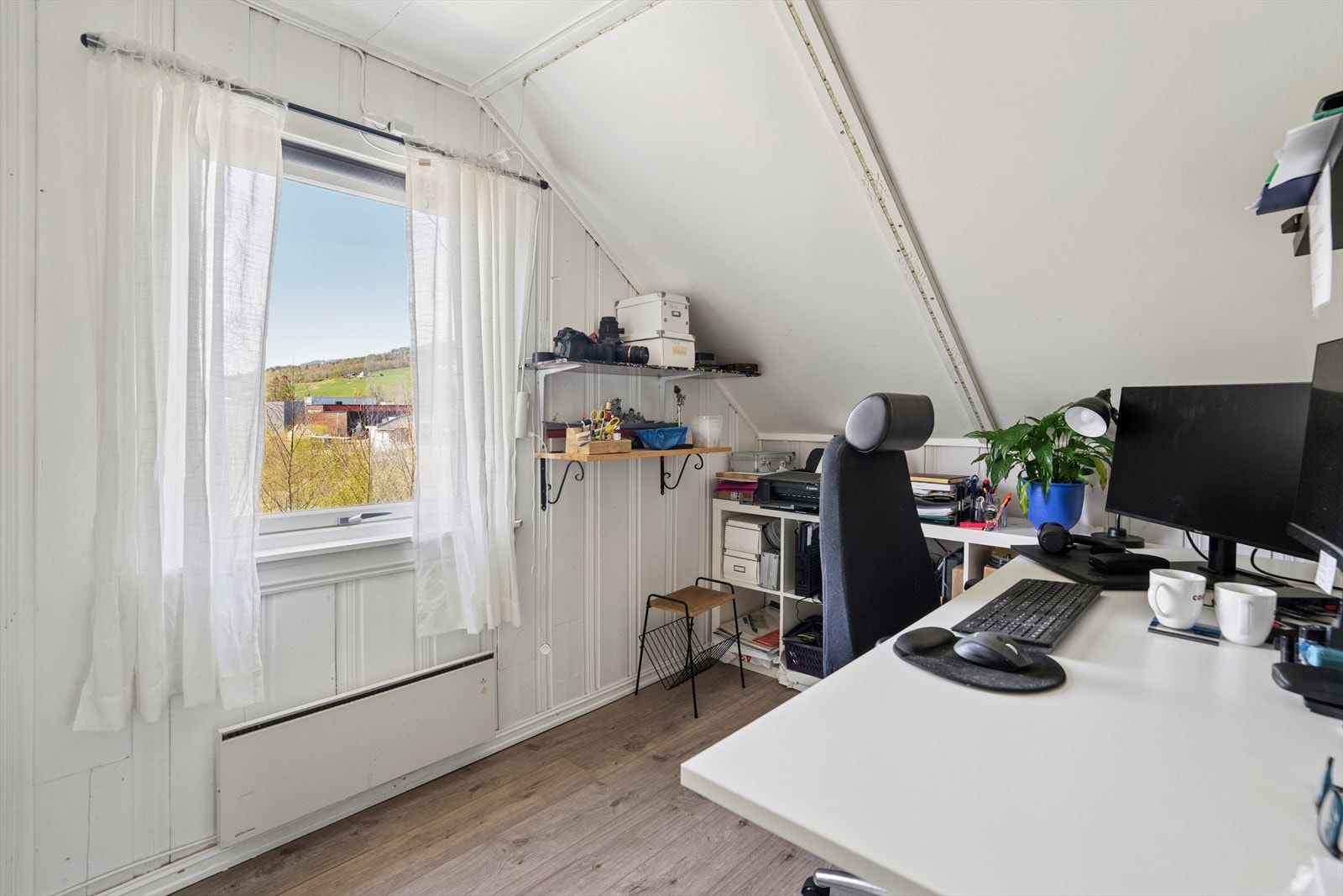 Et av rommene på loftet er i dag innredet som kontor, ideelt for hjemmearbeid. Galleribilde
