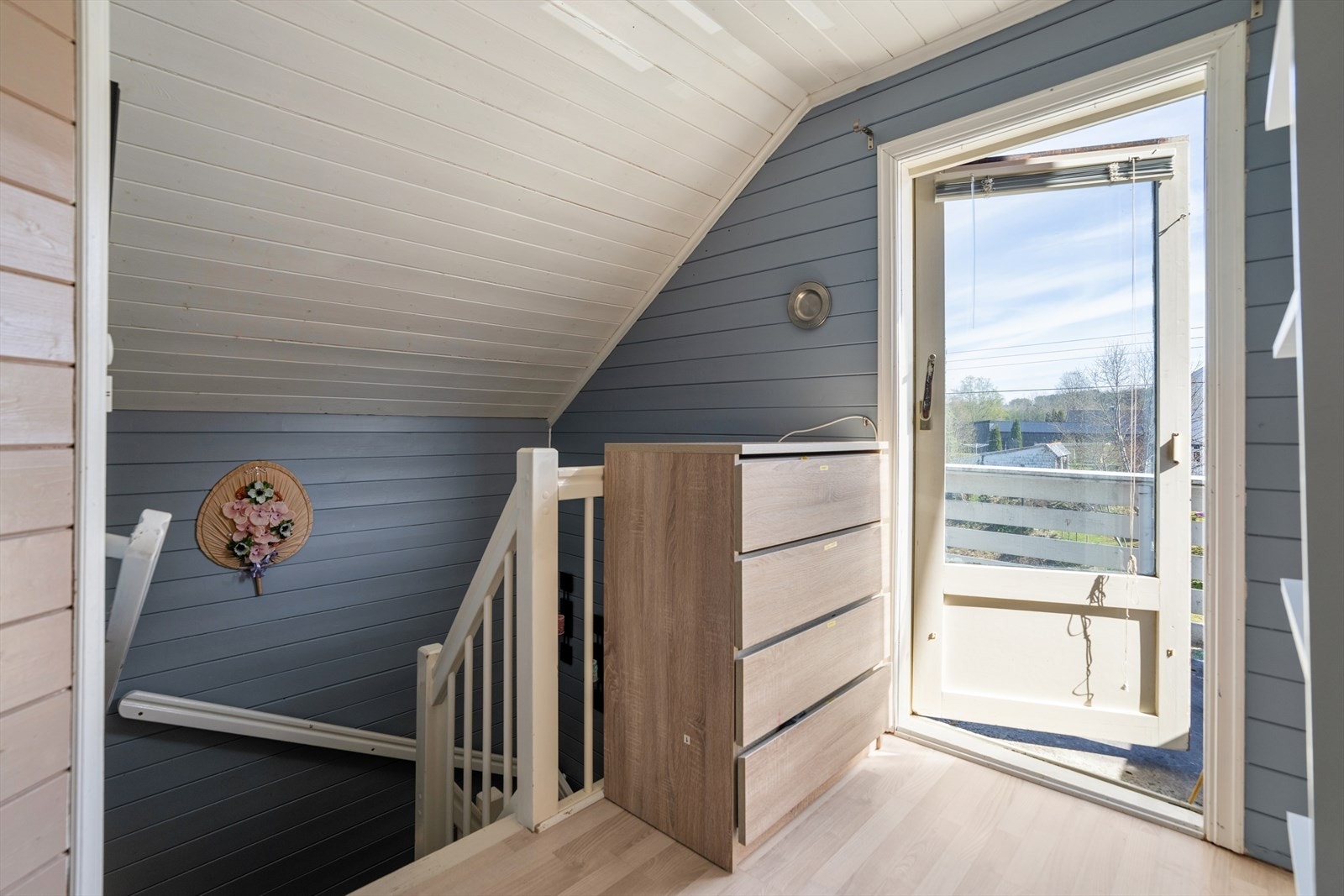 Fra gangen på loftet er det utgang til en veranda på ca. 6 m². Galleribilde