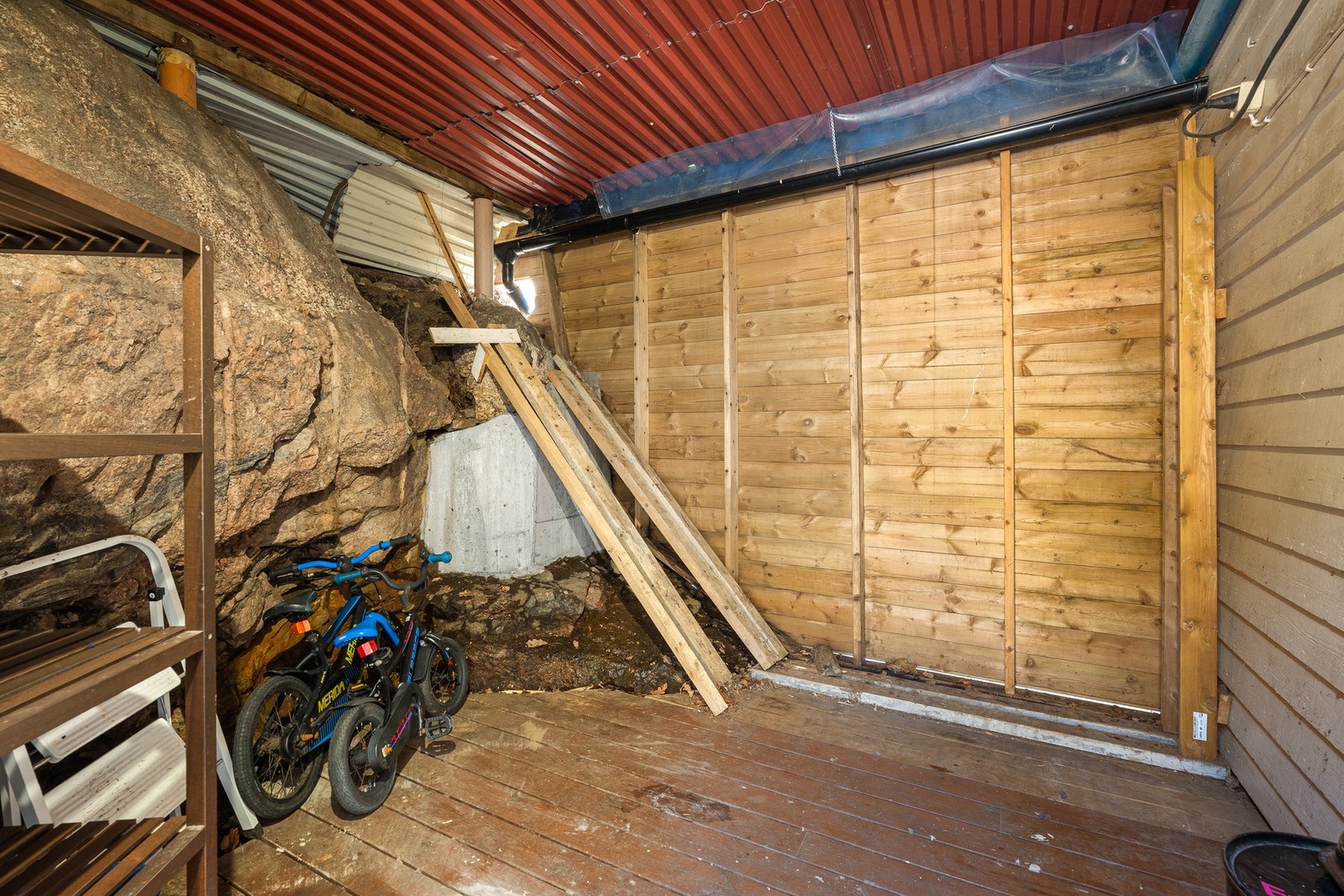 God lagringsplass i vedsjul i tillegg til under veranda Galleribilde