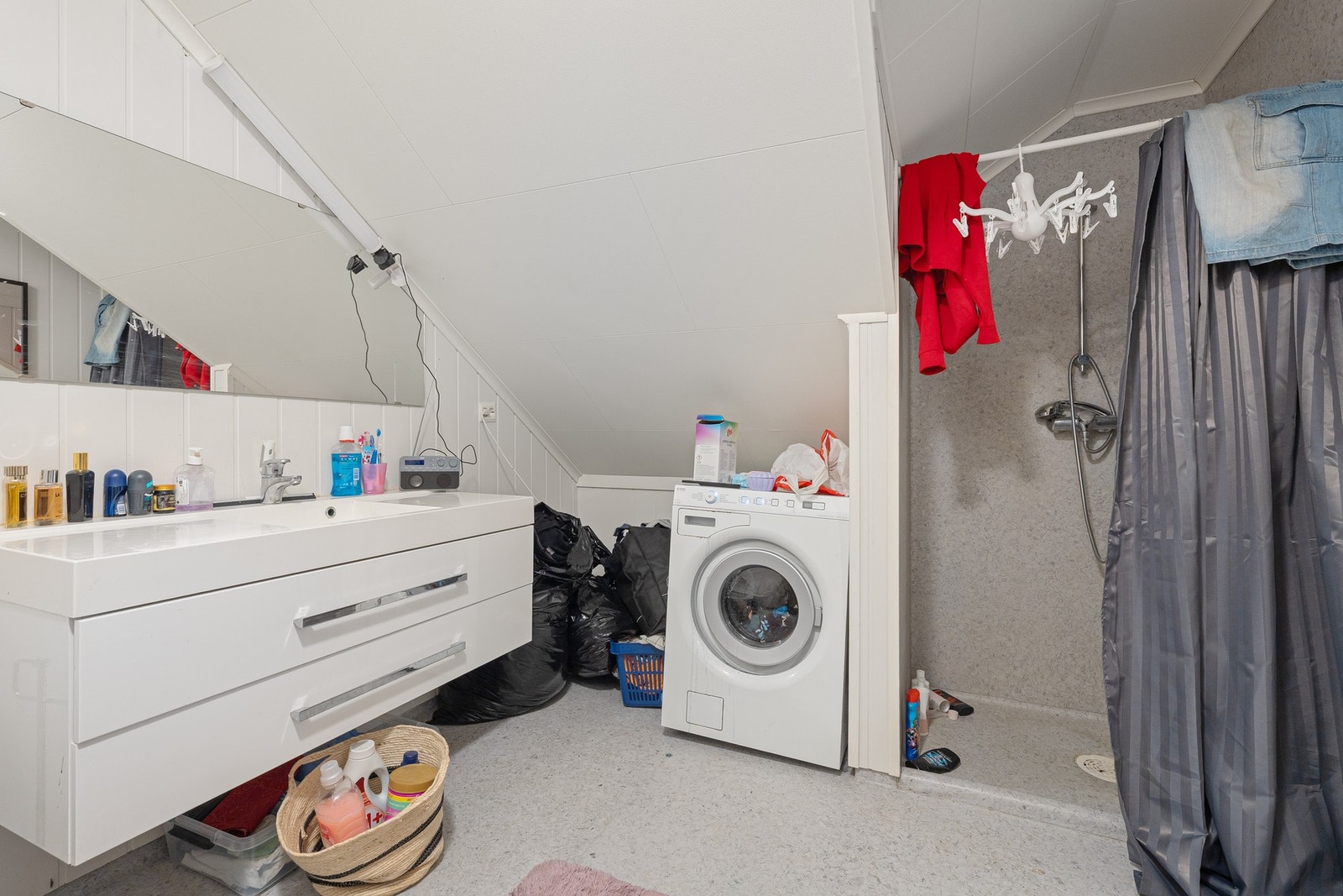 Bad med dusj og opplegg til vaskemaskin - loftsetasje Galleribilde