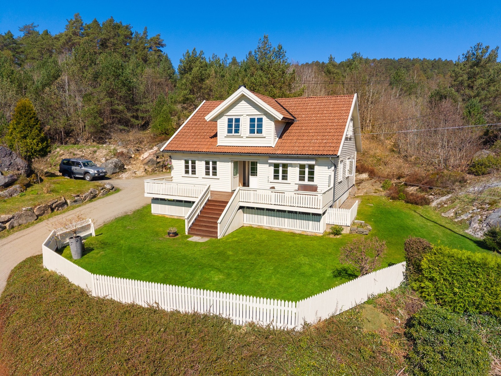 Pent opparbeidet hage og god parkering Galleribilde