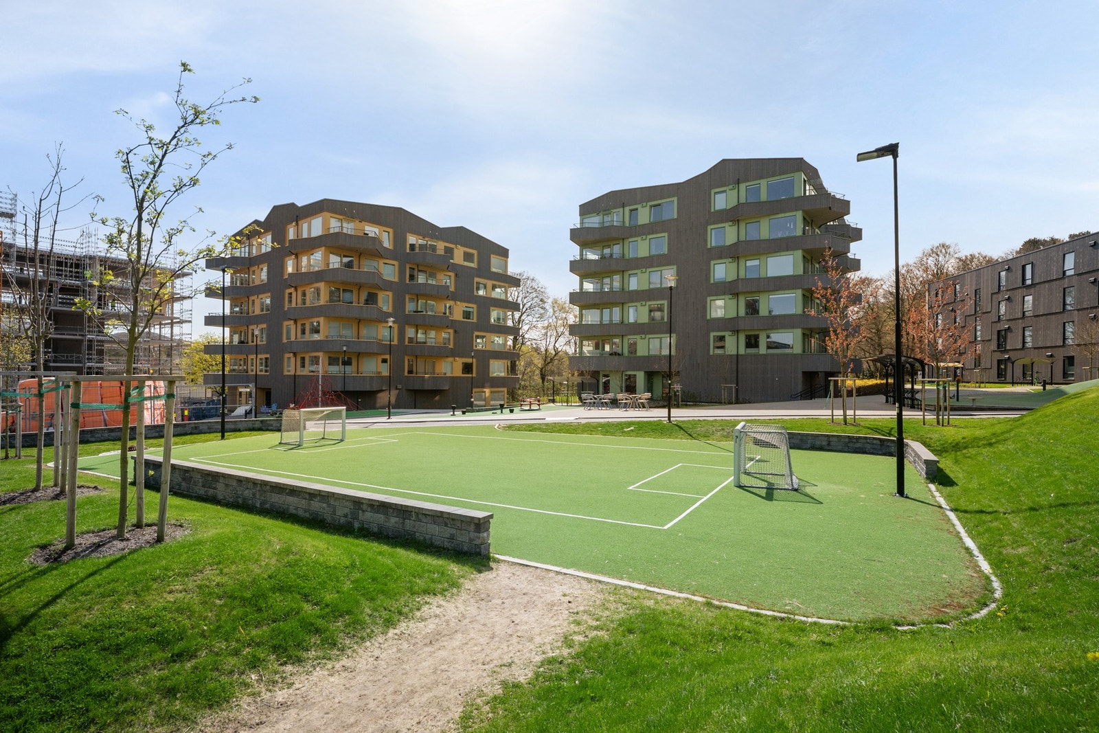 Pent opparbeidet felles uteområde / atrium som innbyr til hyggelige møter og avslapning Galleribilde