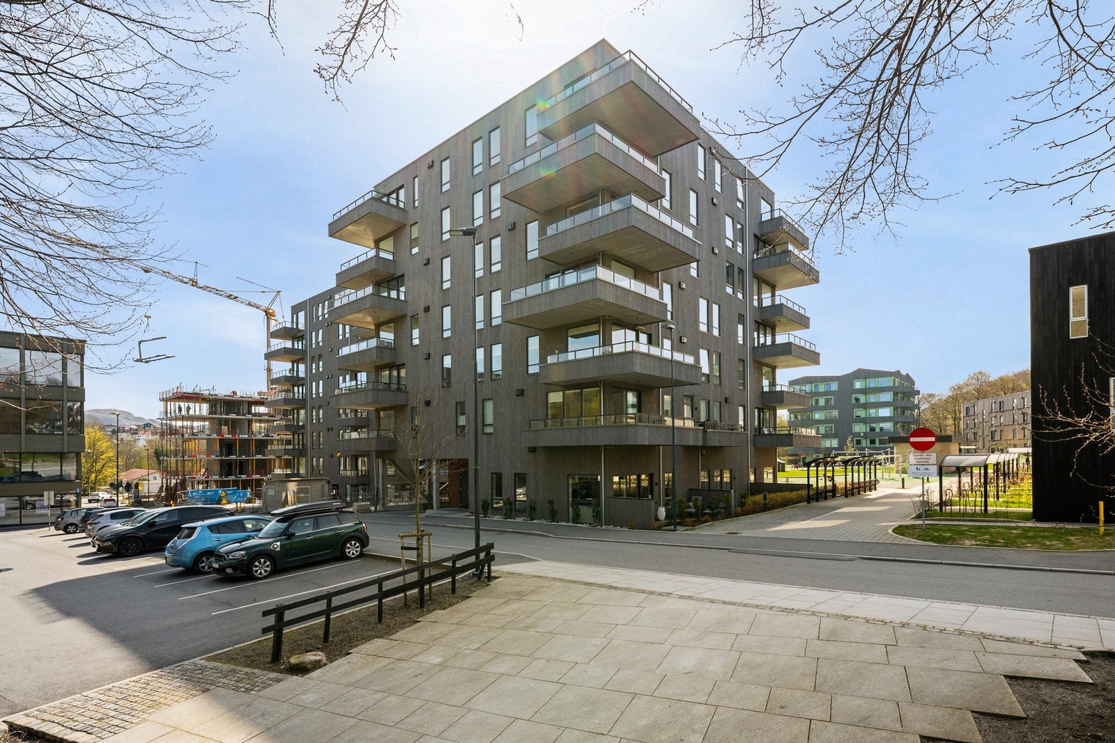 Leiligheten har en fin beliggenhet i 1.etasje med trappefri adkomst Galleribilde