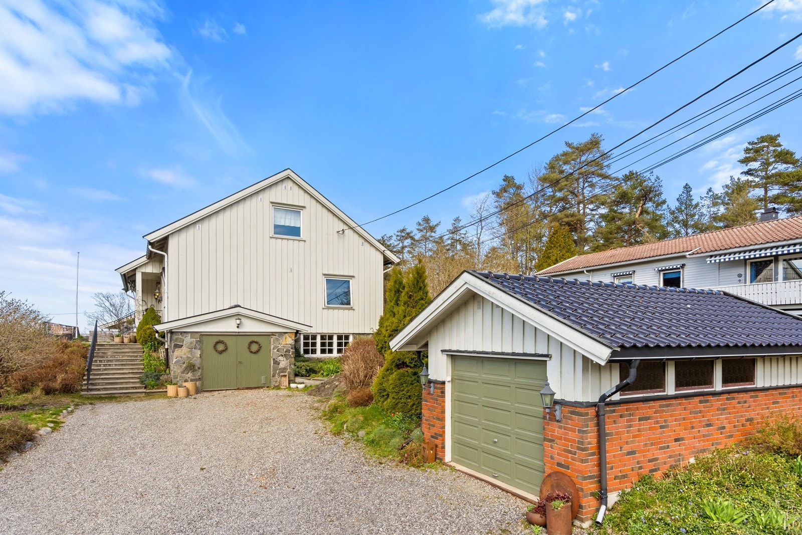 Enebolig med frittliggende garasje. Galleribilde