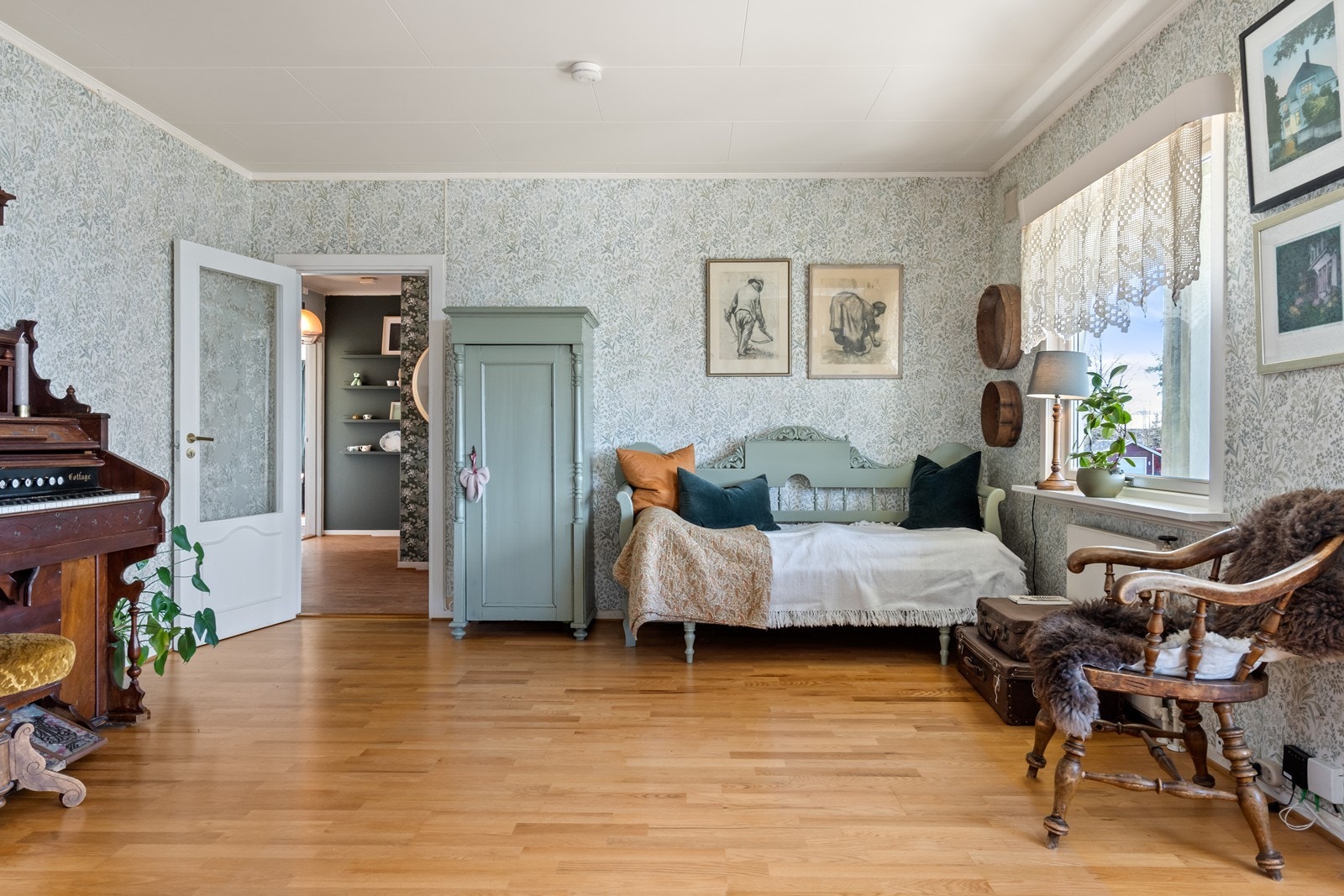Fra entreen kommer man inn til en lys og hyggelig stue. Galleribilde