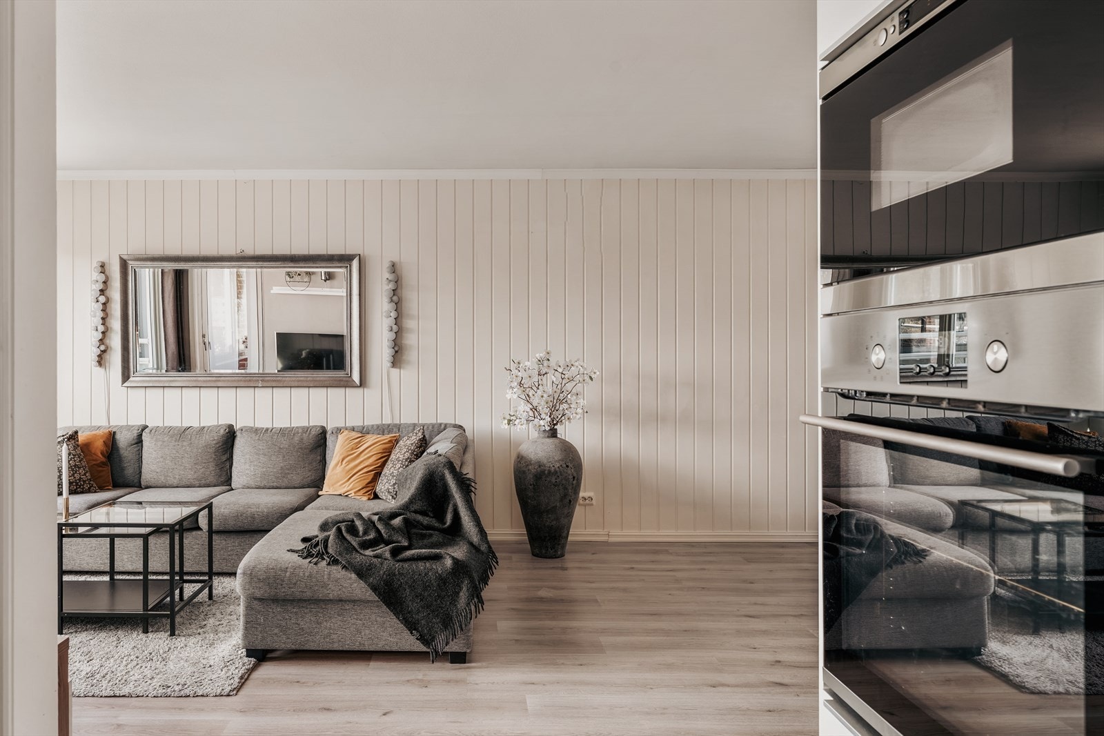 Stuen ligger praktisk til ved kjøkkenet, og fra stuen er det utgang til en innglasset balkong på ca. 7,7 kvm. Galleribilde