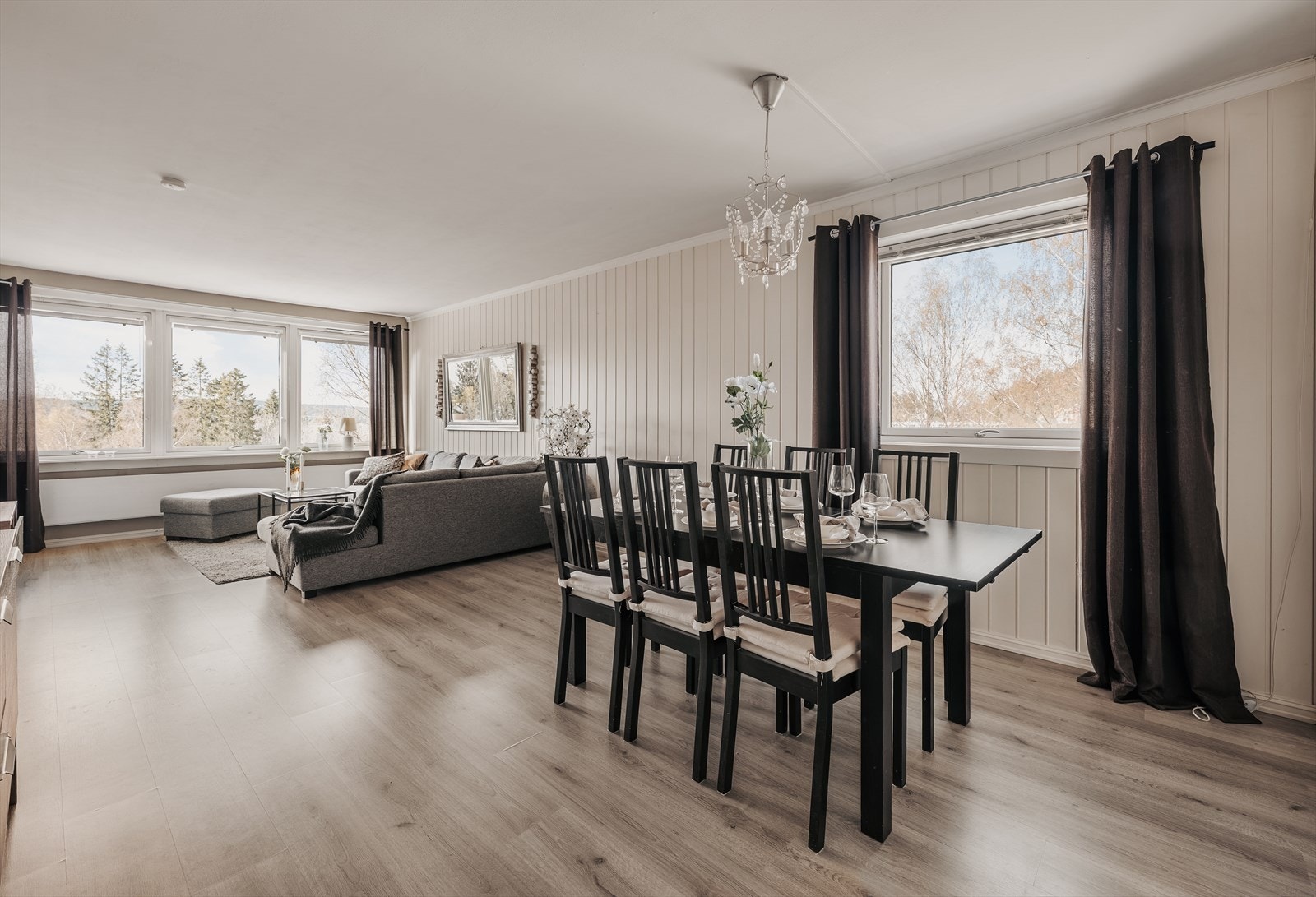 Stuen har store vindusflater som gir mye naturlig lys. Galleribilde