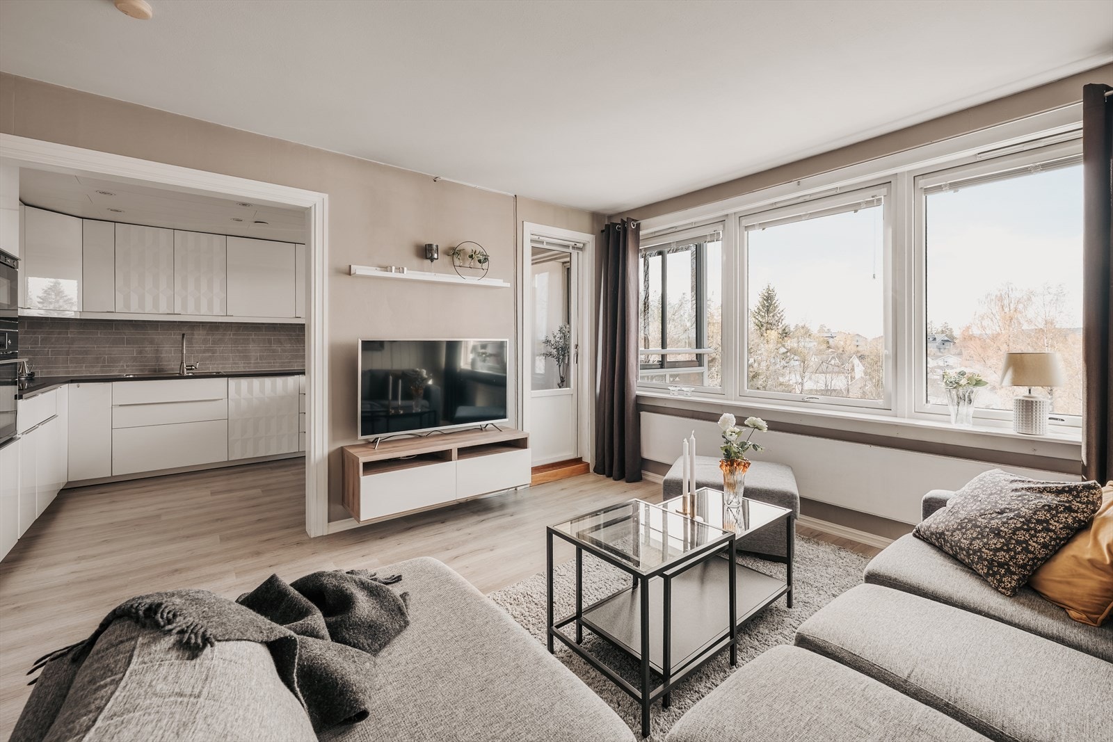 Leiligheten ligger i 4.etg, og har en god planløsning. I stuen er det naturlige soner for både sofa- og spisegruppe. Galleribilde