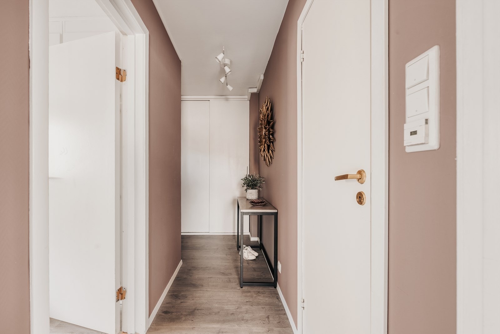 Velkommen inn! Her kan du sette fra deg sko og henge fra det yttertøyet i garderobeskap. Galleribilde