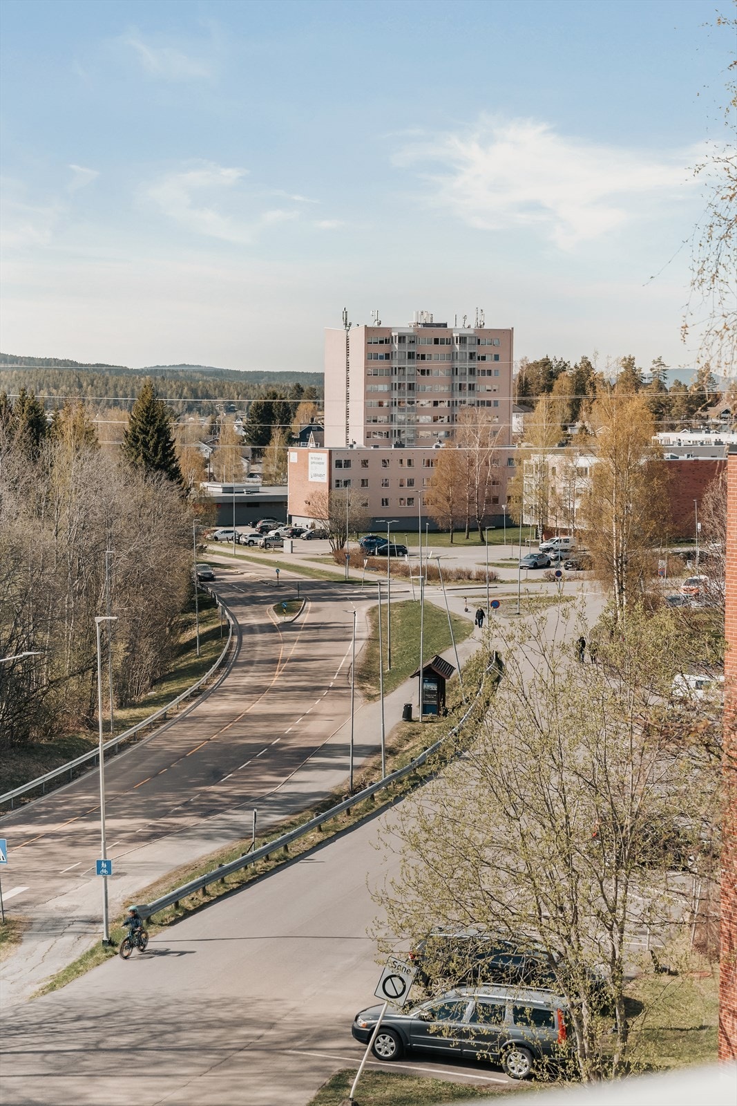 Utsyn fra balkongen. Fra leiligheten er det gangavstand til barneskole, ungdomsskole, barnehager, bussholdeplass, matvarebutikk og flotte turområder i marka. Galleribilde
