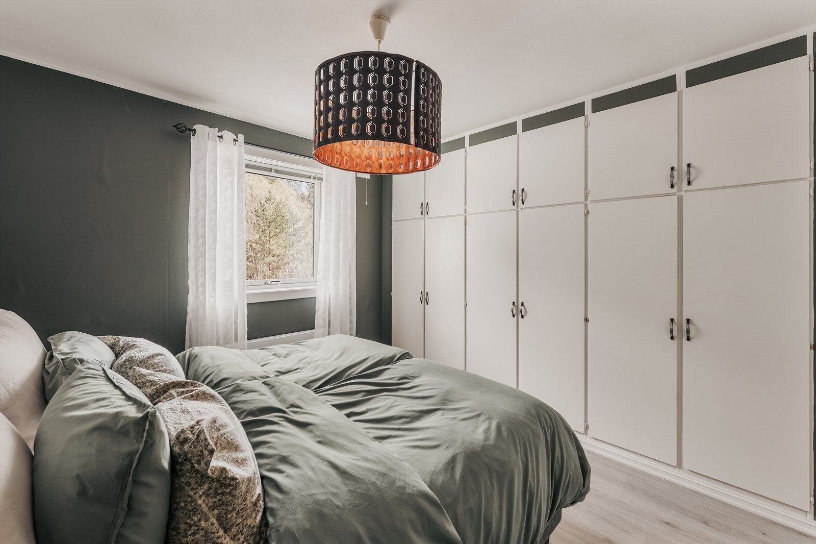 Rommene har god plass til både seng og nattbord. Hovedsoverommet har godt med lagringsplass i plassbygde garderobeskap langs den ene veggen. Galleribilde