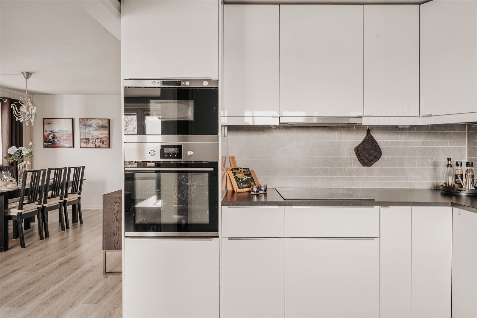 Kjøkkenet har en IKEA-innredning fra 2015 og er utformet som en delvis åpen løsning mot oppholdsrommet. Galleribilde