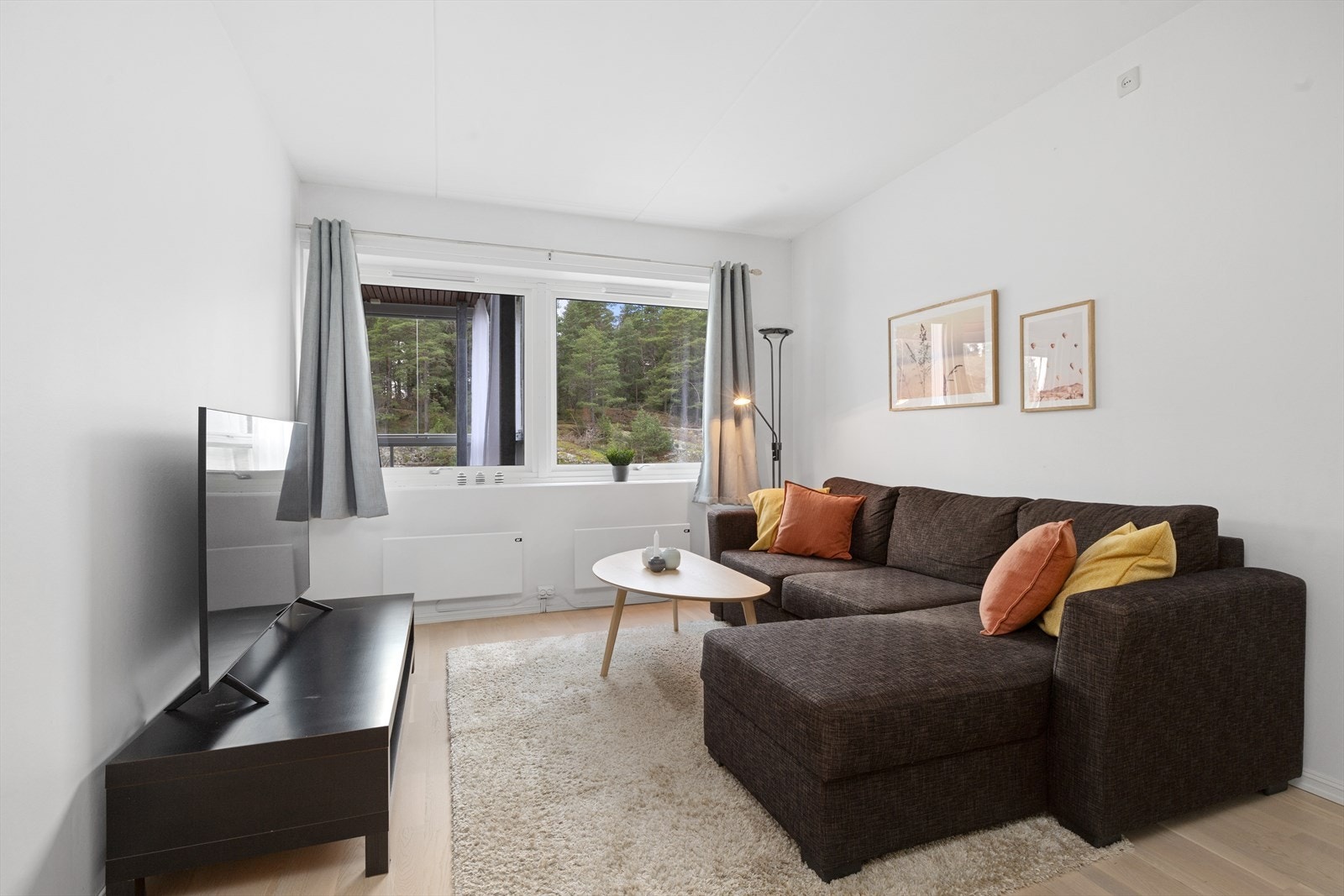 Vinduer som slipper inn rikelig med naturlig lys. Galleribilde