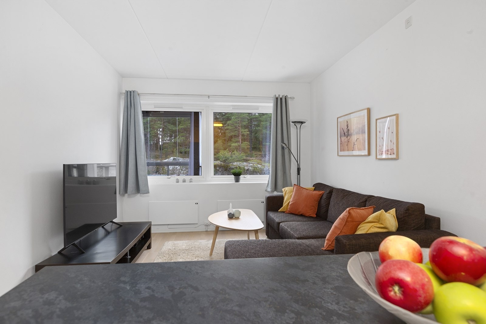 Stuen har en effektiv planløsning som gir fleksibilitet i møbleringen. Galleribilde