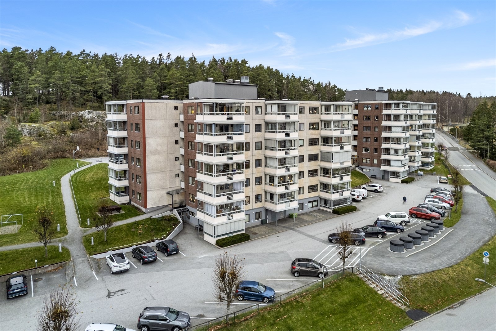 Hovedinngang på fremsiden med ringeklokker. Galleribilde