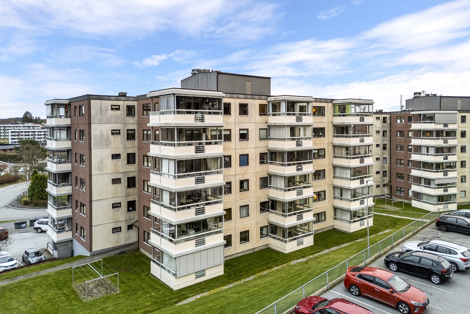 Boligen ligger i et veletablert boligområde med det meste av fritids- og servicetilbud i kort avstand. Galleribilde