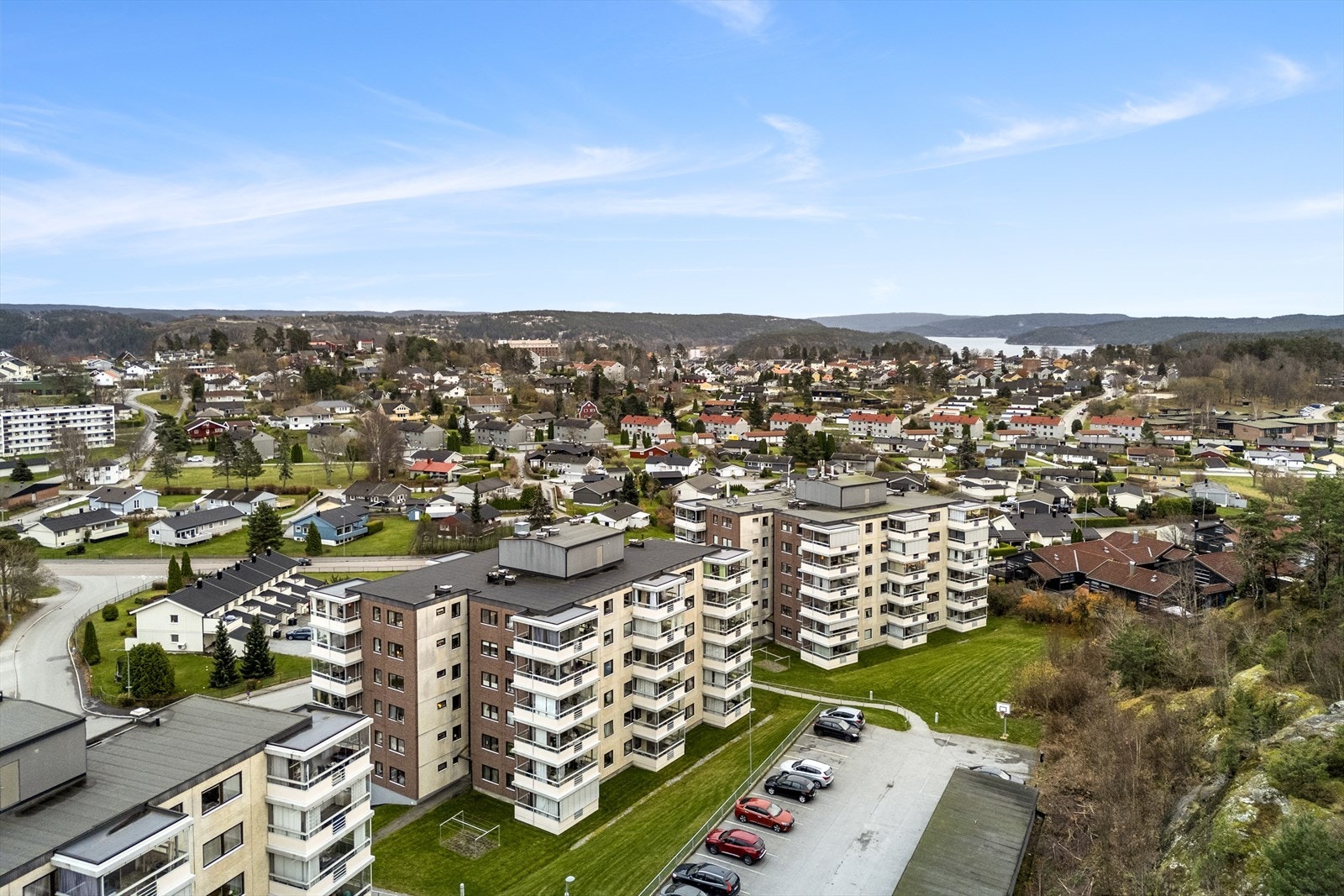 Leiligheten ligger i byggets 6. etasje og har en tilhørende innglasset balkong. Galleribilde