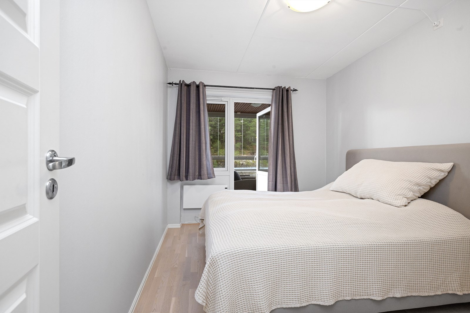 Soverom med plass til dobbeltseng. Utgangen til balkongen finner man også gjennom soverommet. Galleribilde