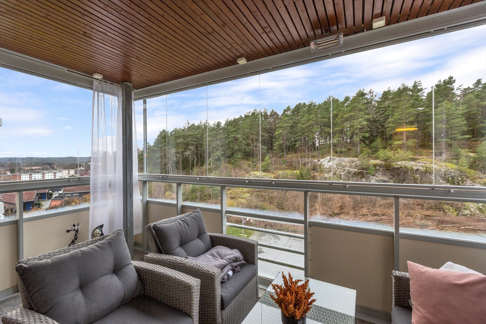 Innglasset balkong med flott utsikt over skogholt. En perfekt uteplass for å nyte rolige dager. Galleribilde