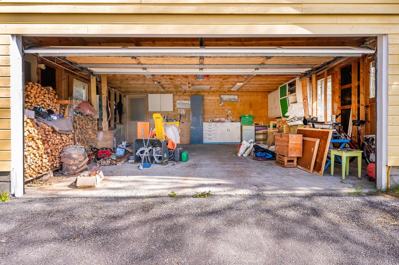Stor garasje på eiendommen. Galleribilde