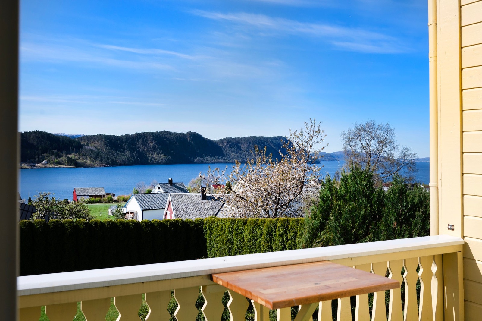 Nydelig utsikt over fjord og fjell! Galleribilde