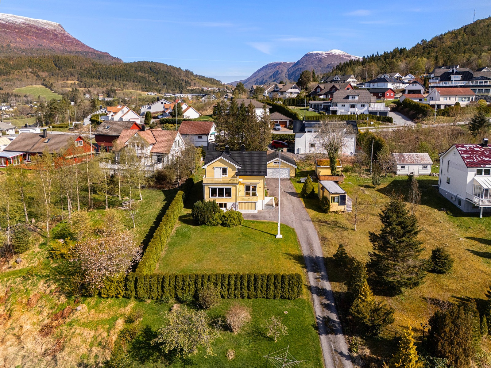 Stor og pent opparbeidet tomt i nydelige omgivelser. Galleribilde
