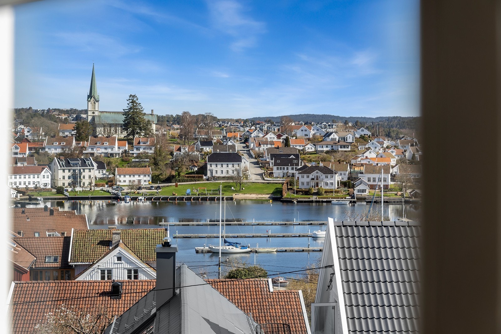 Fra vindu i kjøkken er det pent utsyn til deler av byen. Galleribilde
