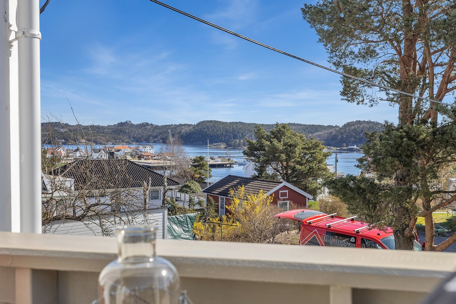 Flott utsikt til sjøen fra veranda. Galleribilde