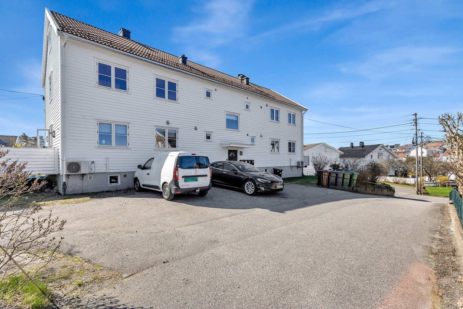 Felles parkering på tomten. Galleribilde