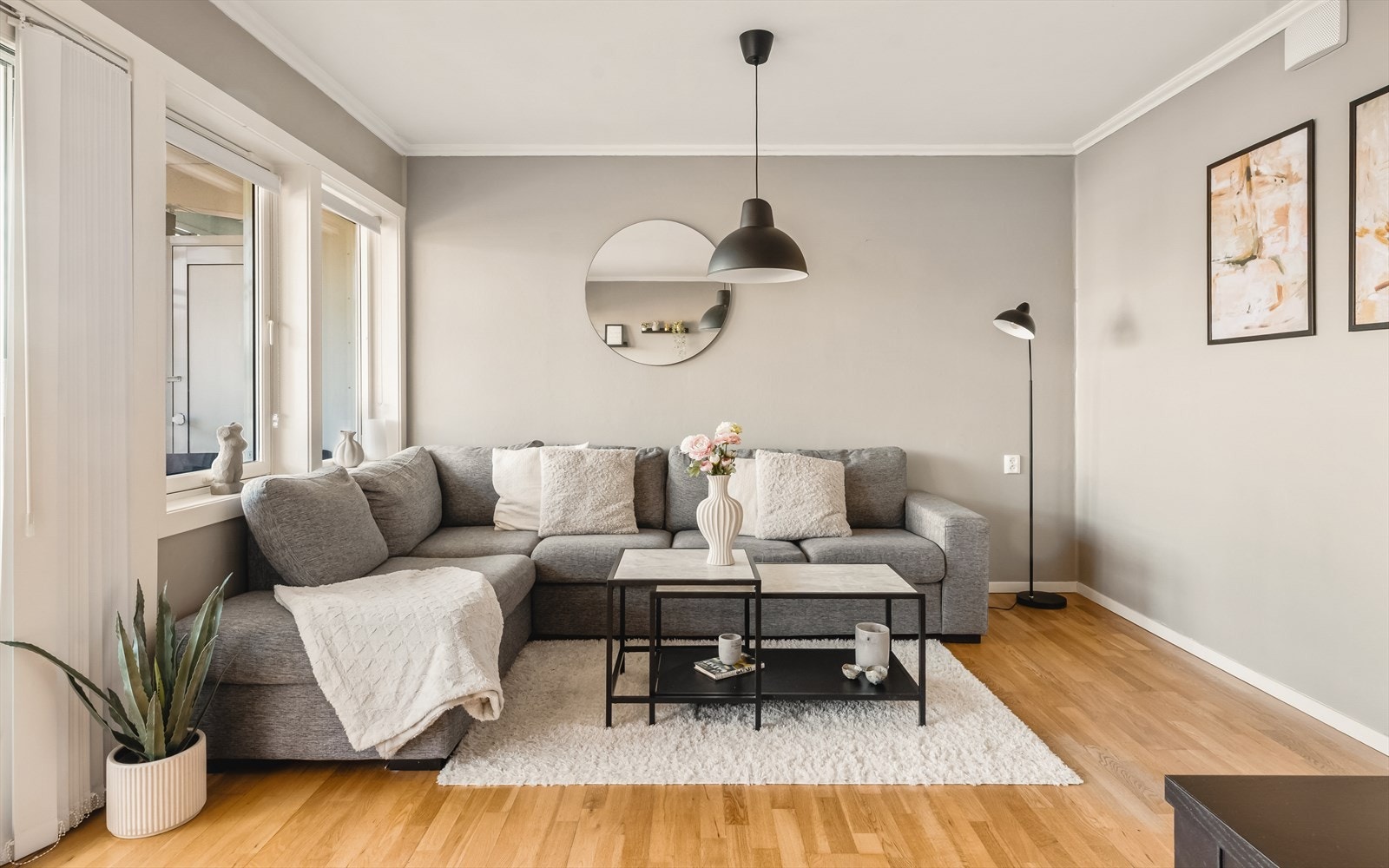 Stuen har naturlige møbleringssoner og er innredet med en koselig sofakrok. Galleribilde