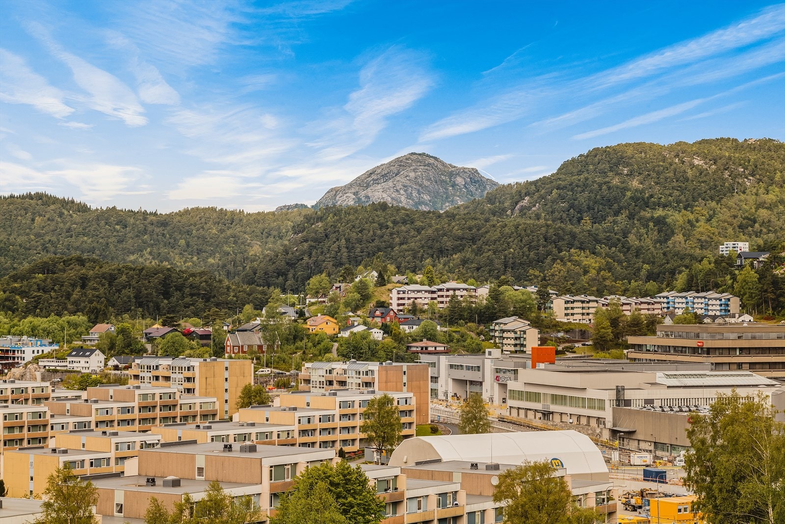 Fra leiligheten er det kun få minutters gange til Oasen senter med Bybanestopp. Galleribilde