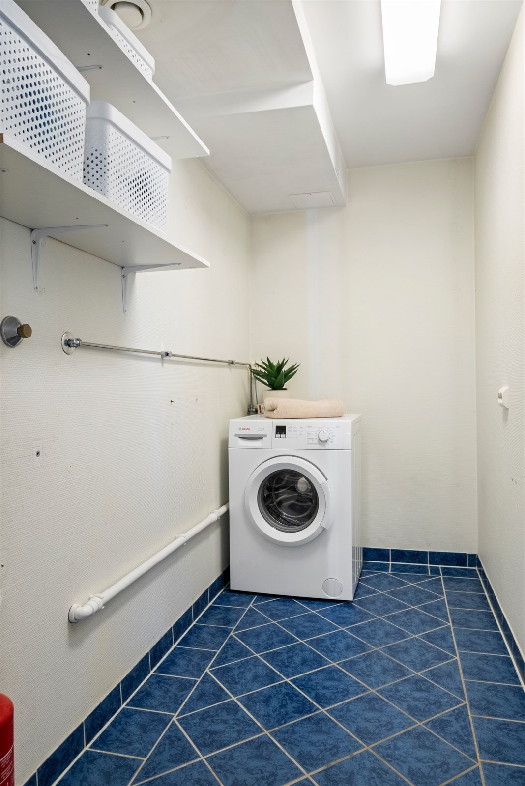 Vegg-i-vegg med badet i entrèen ligger vaskerommet Galleribilde