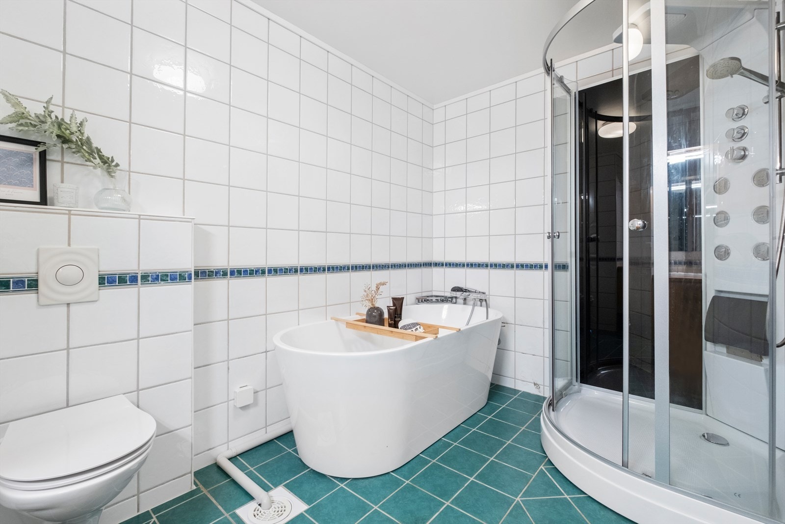 Leiligheten har 2 bad - her fra hovedbadet som ligger midt mellom soverommene Galleribilde
