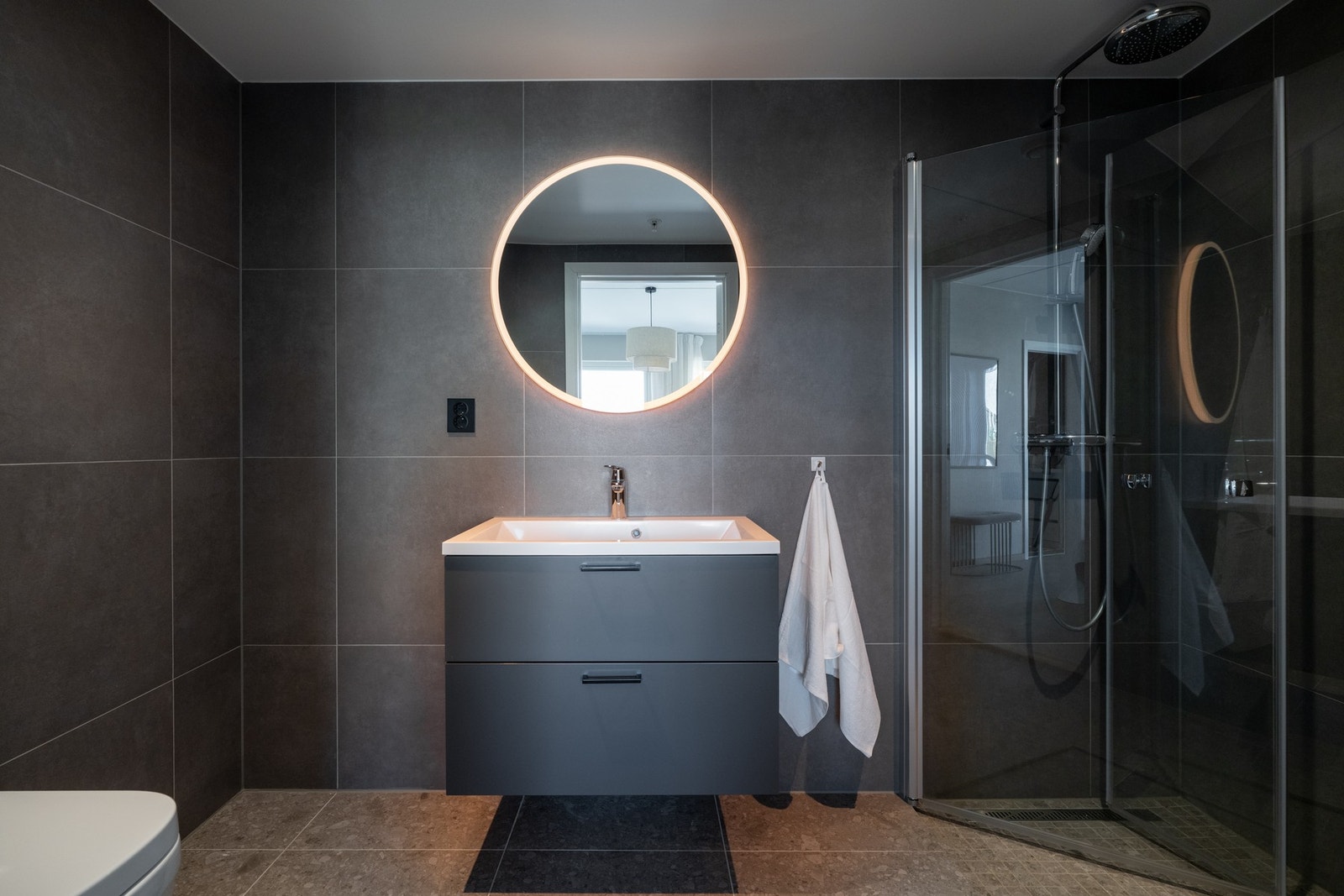 Delikat baderom bygget opp i samme stil som hovedbadet. Galleribilde