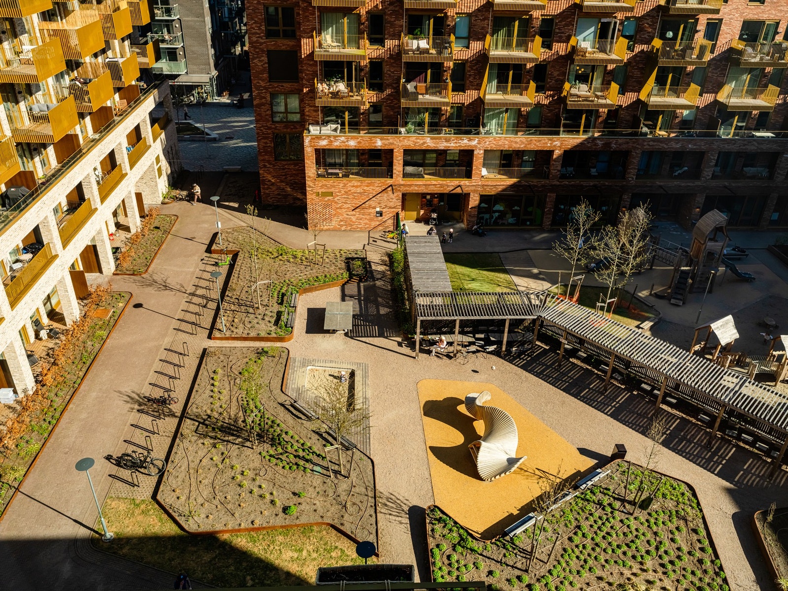 Rundt Gregers Kvartal er det pent opparbeidet med flere sittegrupper og beplantning. Galleribilde