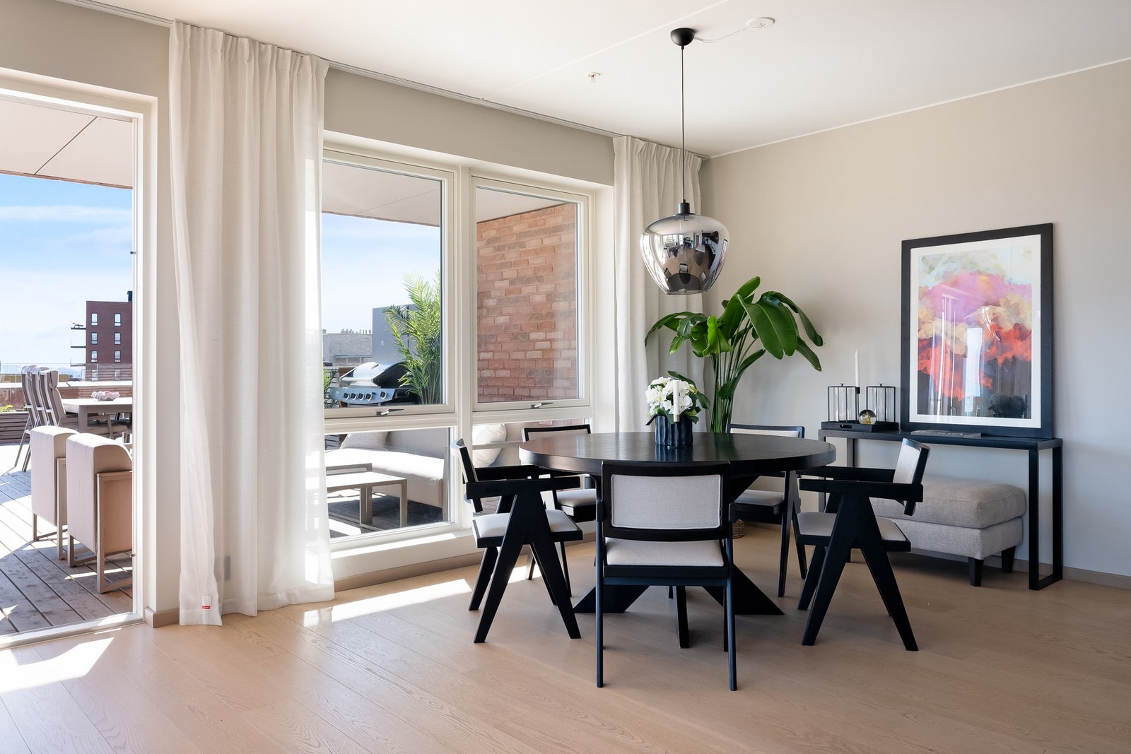 Fra stuen er det utgang til boligens private takterrasse. Galleribilde