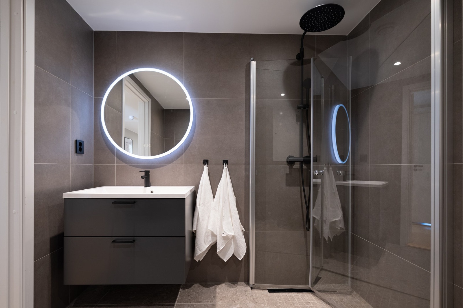 Innredningen består av servant på underskuffer med Orion vask, speil med LED-belysning og vegghengt toalett fra Villeroy & Boch med softclose sete. Galleribilde