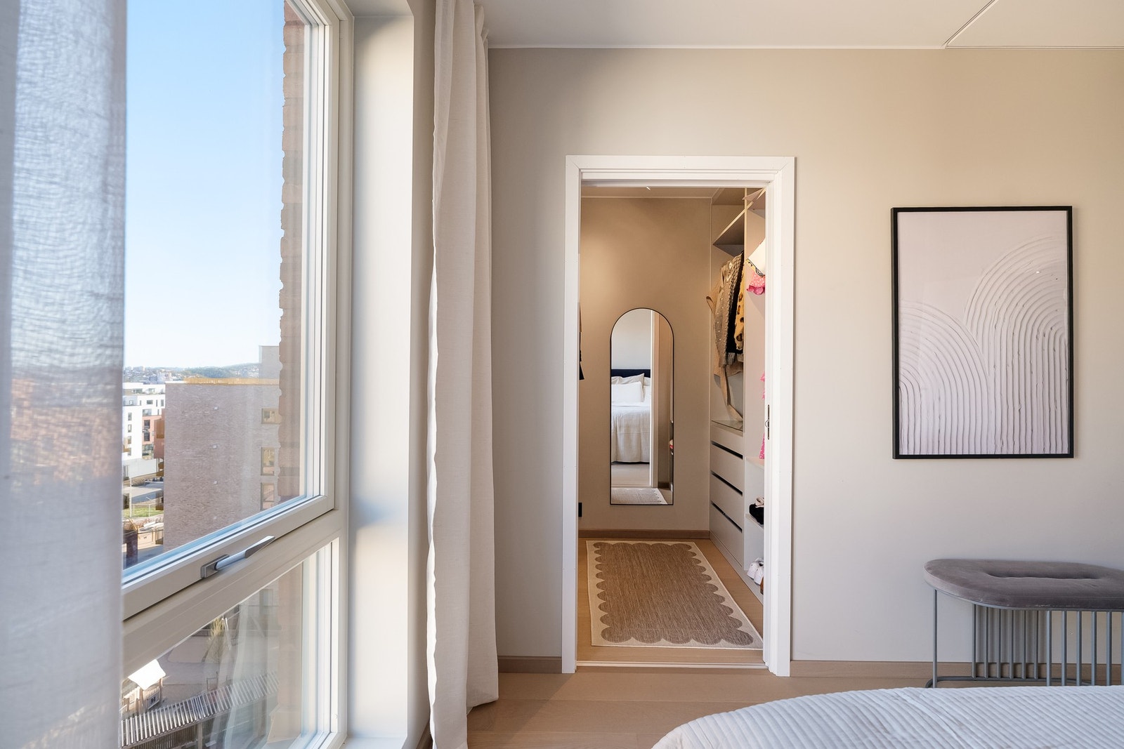 Videre har rommet et walk-in-closet. Galleribilde