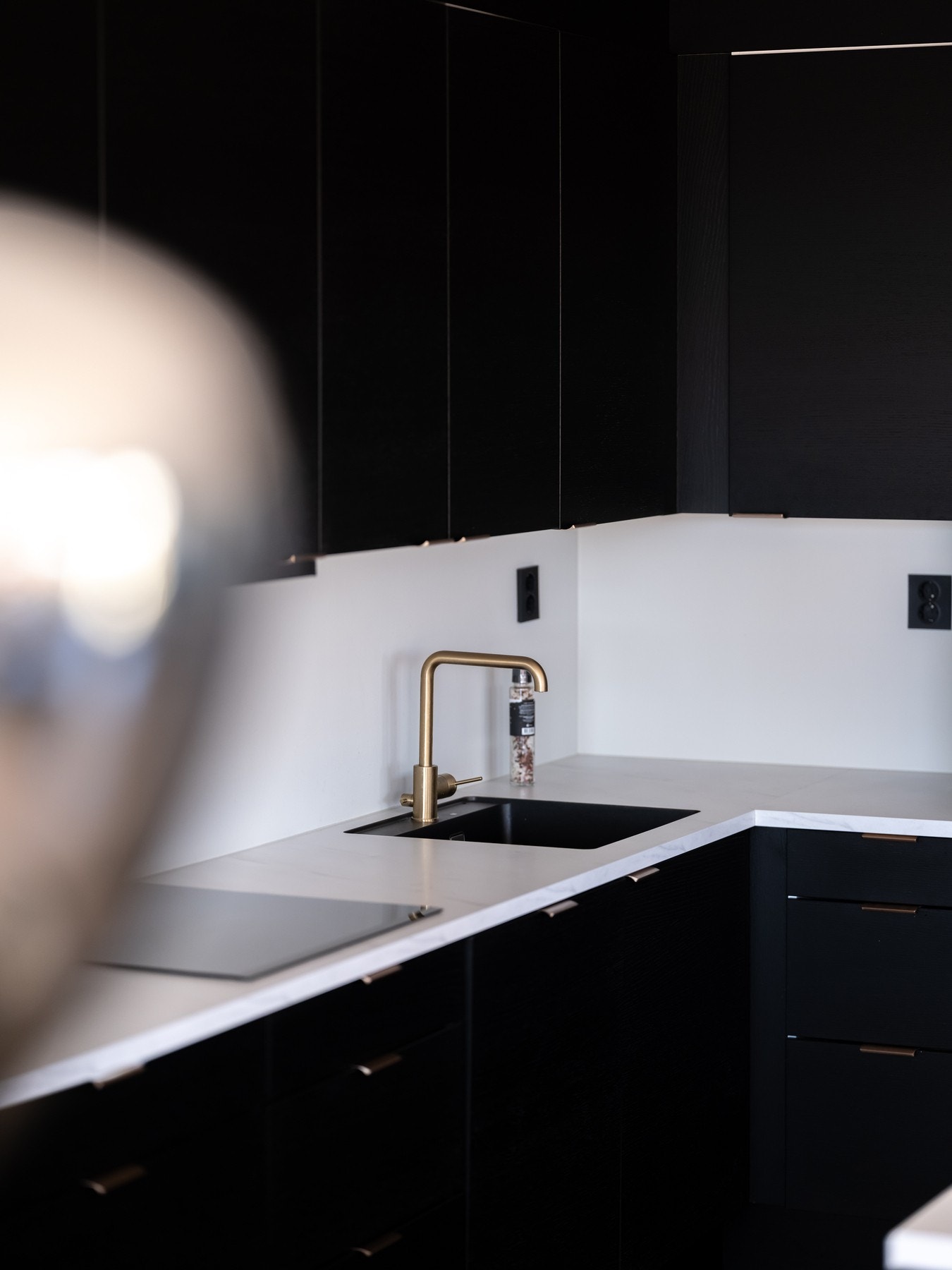 Det er montert belysning og stikkontakter under kjøkkenskapene. Galleribilde