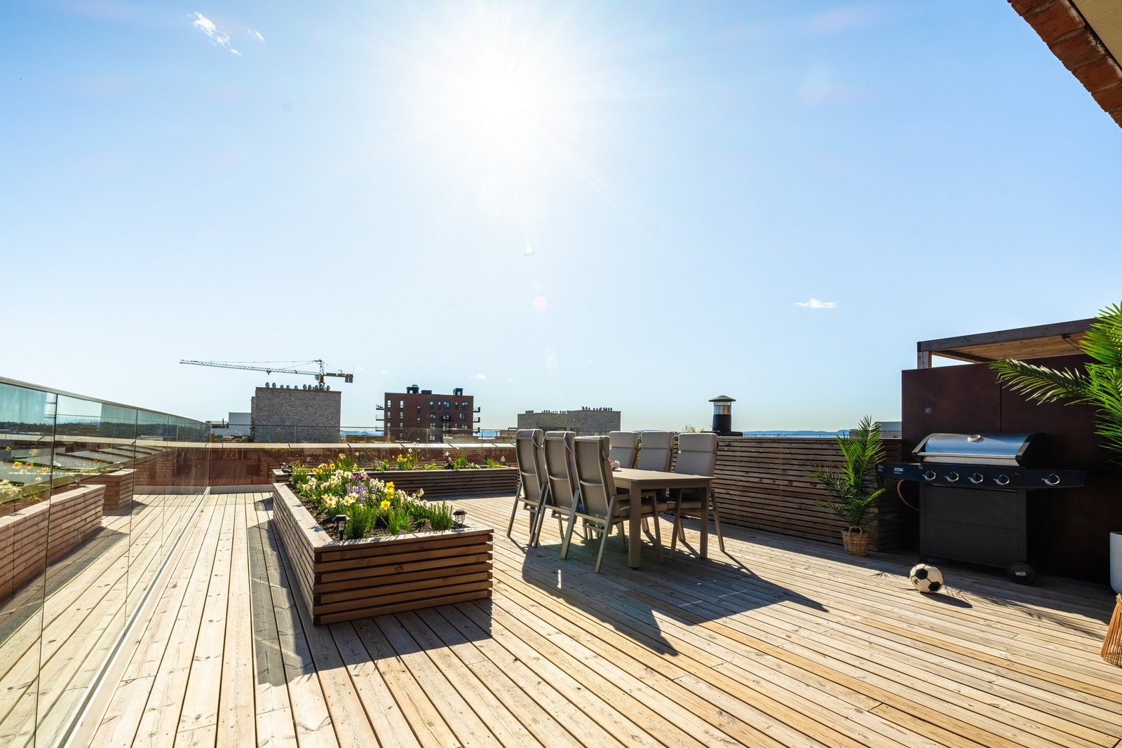 Terrassen har upåklagelige solforhold med sol fra den står opp til den går ned i følge eier. Galleribilde