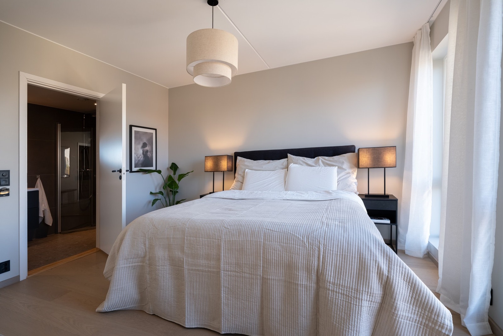 Hovedsoverommet er tilknyttet et eget fullverdig baderom som gir en "en suite"-løsning. Galleribilde